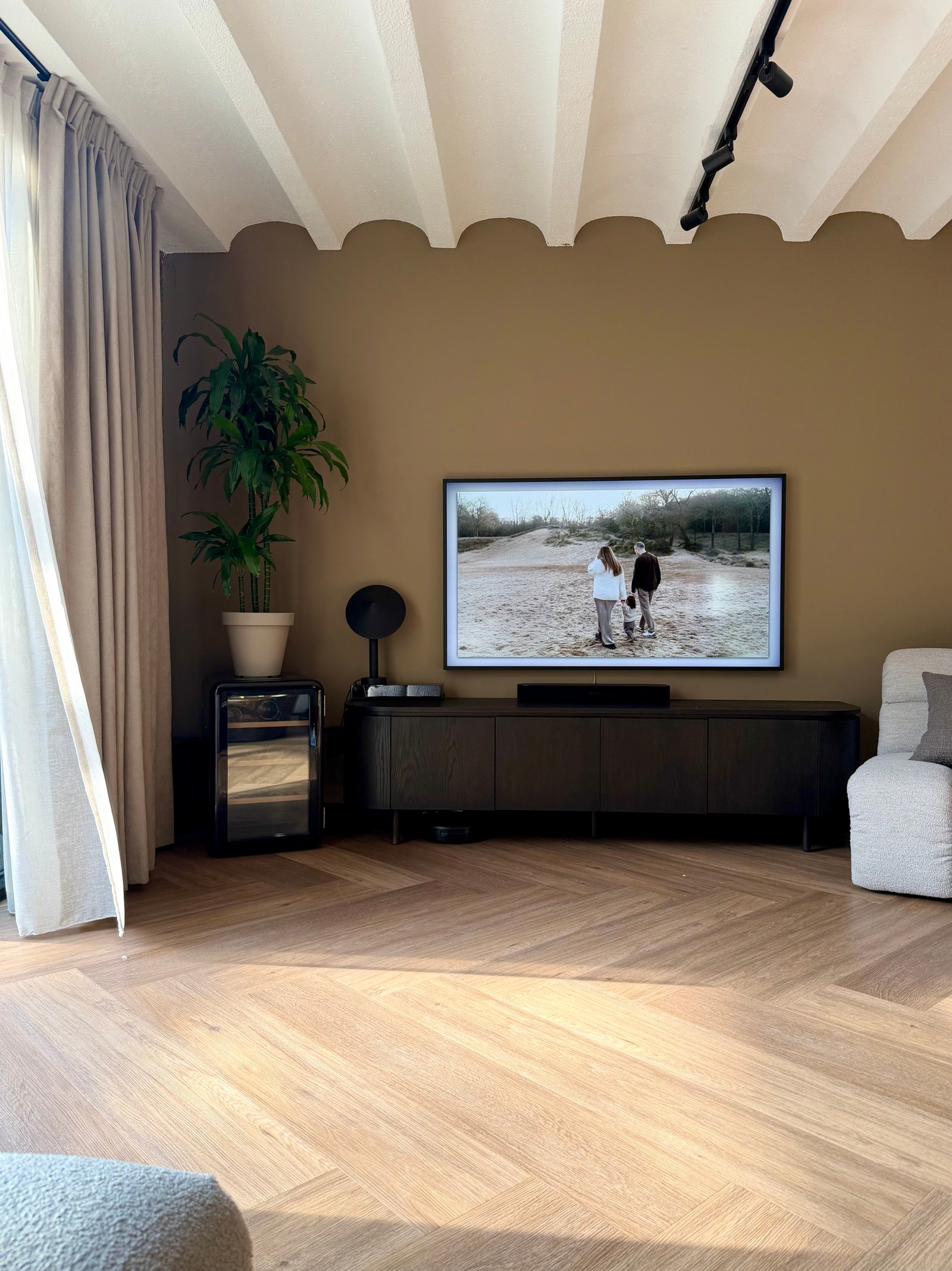 Woonkamer met olijfgroene wand, Atelumé